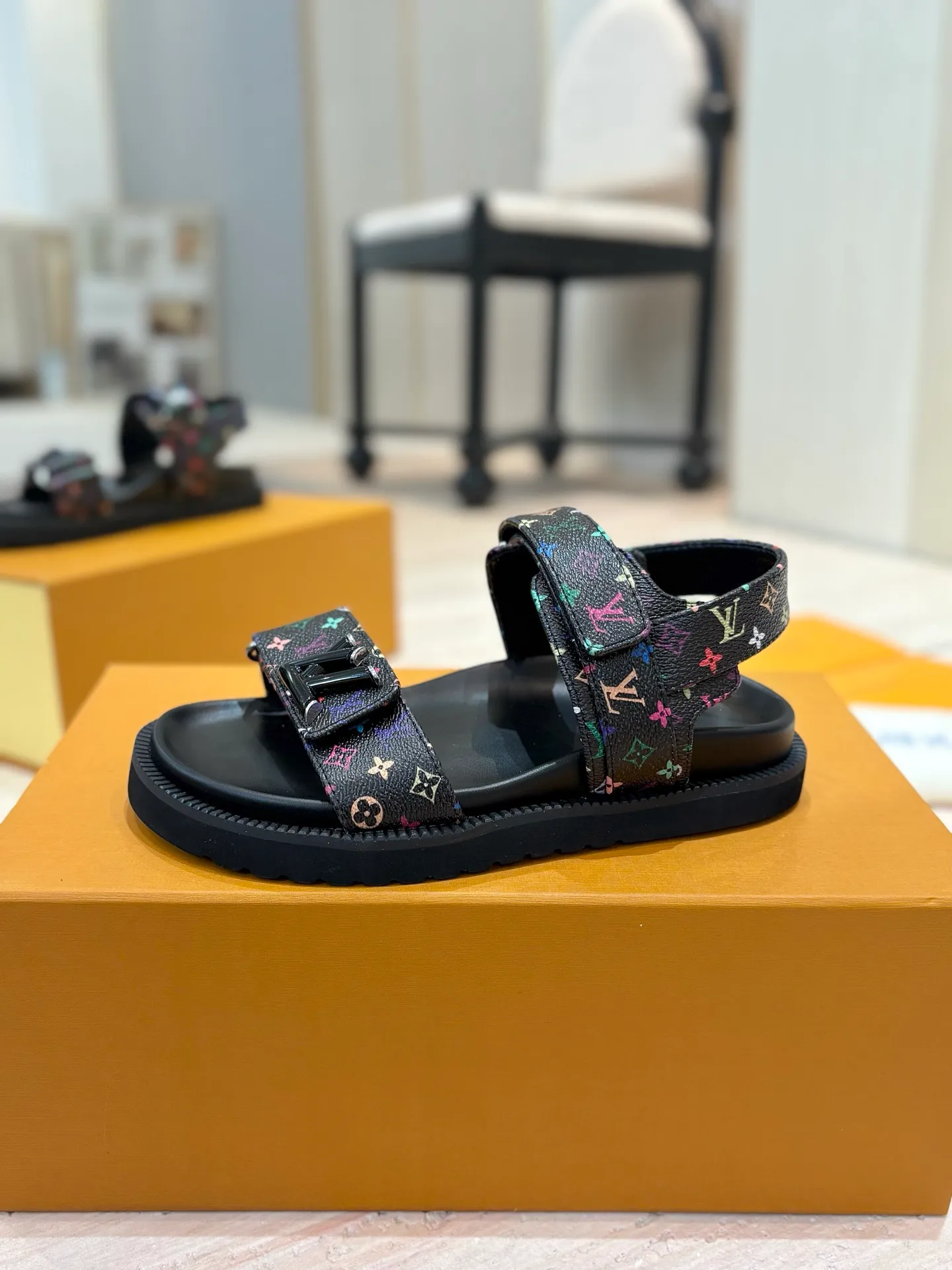 👟👟Ex-factory price 460👟👟 LV 2025 spring and summer new products 🥰 Popular LV donkey brand counters Embossed logo embossed sandals This Pool Pillow Comfort flat sandals are made of technical fabrics and use high-frequency embossing technology to reinterpret the Monogram pattern. Soft padded upper with adjustable Velcro, comfortable and tough insole adds harmonious colors 👍New hard goods, purchasing agent level! Full of high-end feel! A popular model among bloggers at home and abroad, it’s retro and fashionable and looks amazing on your feet! The official website's main recommendation 👍👍 ✅ Upper: waterproof special original fabric ✅ Inner lining: imported mixed sheepskin ✅ Outsole: original molded foam outsole ✅ Number of sizes: women's size 35-45 (women's size 41 men's 38.45, custom-made, non-refundable) ✅ Packaging: full set of drawer boxes ​